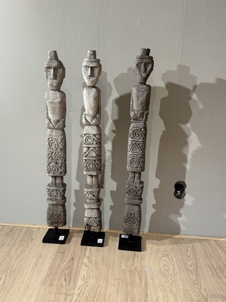 3x Houten beeld, op voet